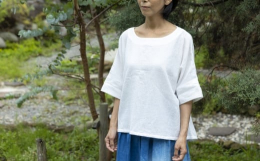 配送時期：通年生地の特徴：ワッシャー加工を施した縮みの生地は肌に直接触れる面が少なく、肌触りがとても良いです。シボが全体にある為、平坦な生地よりも表情豊かで雰囲気があります。洗濯後のアイロンも必要あり