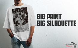 「川西」を大胆に、スタイリッシュに。着心地のよいオーバーサイズTシャツにあなたの街「川西」を大胆にプリントしました。身丈・身幅・肩幅のバランスにこだわったビッグシルエットは5.6オンスのタフなボディ。