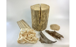 HOKKAIDO WOOD × HIROO SANTARAND WOOD豪快な焚き火を楽しめる針葉樹のスウェーデントーチになります。着火・追い焚き用におがくず、端材、樹皮、カンナくずも付いており、簡単