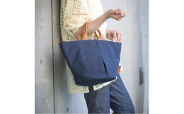 地域ブランド「豊岡鞄」認定商品。しなやかでありながら、自立できる独特な高度を持ち、ドライ感・締り感が特徴の生地を使用。シンプルな外観ながら外側に４か所ポケットがあり機能的です。【お問合せ先】お礼の品・