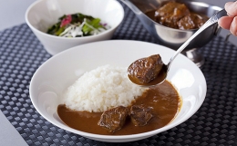 2014年ご当地レトルトグランプリにて日本一に輝いたみやさかやの「極とろカレー」の味をそのままに、使用する牛肉を米沢牛としてさらにグレードアップした最高峰のビーフカレー。 ギフトにはもちろん、特別な日