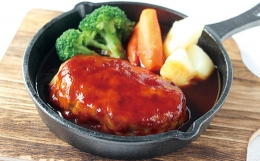 米澤豚一番育ちの挽肉に米沢牛の牛脂を練り込み焼き上げたジューシーなハンバーグです。 肉のやわらかさ、甘み、脂の旨みのバランスが抜群！コクのある味わいに仕上げたハンバーグをぜひお召し上がりください。 ソ