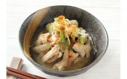 山形県産の豚モツと、米沢牛の牛すじを柔らかくなるまで煮込み、味噌とにんにくとしょうがで味をまとめたこだわりの逸品です。 お好みで七味唐辛子をかけても良し。ごはんのお供にはもちろん、酒の肴にもぴったりで