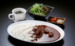 米沢牛をじっくりカレーに溶けるほど良く煮込んだレトルトカレーです。 レトルトとは思えない旨味が凝縮したカレーです。 米沢牛カレー 米沢牛 カレー 牛肉 牛 肉 和牛 ブランド牛 ブランド 200g 5