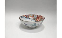 四季折々の和花を敷き詰めて描く九谷焼の伝統画風「花詰」その花詰をアレンジして描かれた平盃です。美しい花々と共に、日本酒をお楽しみ下さい。ちょっとした珍味や和え物を入れる器としてもおススメです。【絵付：