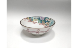 四季折々の和花を敷き詰めて描く九谷焼の伝統画風「花詰」その花詰をアレンジして描かれた平盃です。美しい花々と共に、日本酒をお楽しみ下さい。ちょっとした珍味や和え物を入れる器としてもおススメです。【絵付：