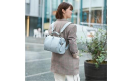 この商品は兵庫県鞄工業組合が取得した商標登録、「豊岡鞄」です。ダレスバッグの「ＹＯＵＴＡ」と「豊岡鞄」のダブルネームになります。「ＹＯＵＴＡ」といえば中央にデザインされたイントレチャートが特徴です。お