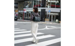 この商品は兵庫県鞄工業組合が取得した商標登録、「豊岡鞄」です。ダレスバッグの「ＹＯＵＴＡ」と「豊岡鞄」のダブルネームになります。「ＹＯＵＴＡ」といえば中央にデザインされたイントレチャートが特徴です。お