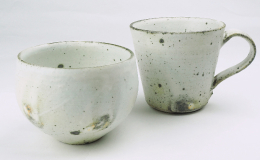 粉引（こびき）という製法で作られた当工房オリジナルの湯呑とマグカップのセットです。ろくろでひとつひとつ手作りしていますので仕上がりの印象（黒い点の出具合や形）が微妙に異なります。粉引の器は使い込むほど