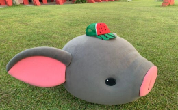 待ちに待った有名なキャップがいよいよ返礼品に登場です！今帰仁村の特産品「スイカ」をモチーフに、遊び心いっぱいのデザインで可愛く仕上げました。フロントにある黒いスイカの種は刺しゅうなので取れる心配なし。