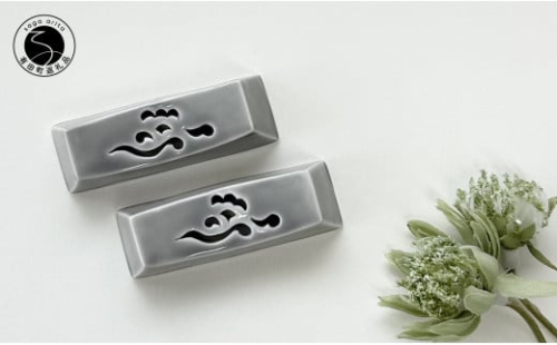 起山窯 雲絵透かし彫りライトグレー 箸置き (２個入) 有田焼 食器 A12-192 1096641 - 佐賀県有田町