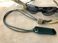 鹿革のホルダー【深緑】眼鏡かけ ペンホルダー メガメチェーン ストラップ 革小物 レザー アクセサリー