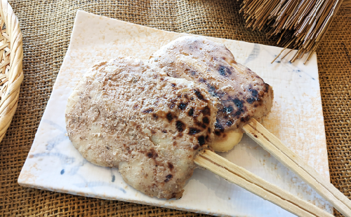 「自慢の味噌で焼き上げた串餅」軍配もち（くるみ）5本セット 1105735 - 岩手県久慈市