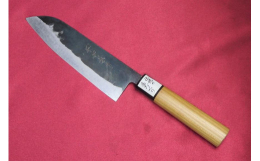 手打鍛造菜切包丁鋼には最高級安来鋼青紙鋼を使用鍛冶屋職人による手造り鍛造品熟練の砥ぎ師による鋭い刃付作業優れた切れ味を提供しています。握りやすく傷みにくい桜の木の柄を使用。初めてお使いいただく場合は使