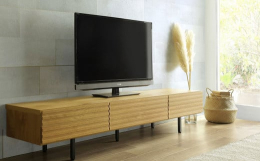 無垢材と突板を使用し、すっきりとした木の風合いを生かしたシンプルなデザインのテレビボードです。 ■素材前面：ホワイトオーク無垢材本体：オーク節有突板塗装：ウレタン塗装■サイズW2100×D420×H3