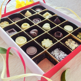 カカオ60%のオーガニッククーベルチョコとオーガニックホワイトクーベルチョコだけを使って作ったミニチョコ、オーガニックココアとオーガニック粗糖、イタリア産エキストラバージンオリーブオイルをベースに作っ