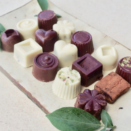 カカオ60%のオーガニッククーベルチョコとオーガニックホワイトクーベルチョコだけを使って作ったミニチョコ、オーガニックココアとオーガニック粗糖、イタリア産エキストラバージンオリーブオイルをベースに作っ