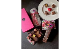 拘りショコラ15粒と発酵バターの焼き菓子を定期便でお届けします。本物志向の人に、ぜひ味わっていただきたいショコラと焼き菓子の定期便。拘りショコラ15粒は、食べ終わった後、下からショコラシートがでてくる