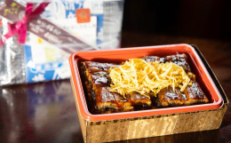 皿屋福柳自慢！柳川名物のうなぎせいろむし。秘伝のタレをたっぷりとご飯に染みこませ、吟味した蒲焼、ふわっと甘い錦糸卵を添えて。皿屋福柳のタレは鰻の上下をふんだんに使っており、深いコクとほどよい甘さをおた