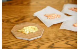 金箔は厚さ0.0001ミリメートルで、風が吹くと飛ぶような薄さです。そんな本物の金箔を実際に銅板の金具に貼ってもらいます。作った作品は、お土産にお持ち帰りいただけます。※工房見学先は、金箔押し・漆塗り