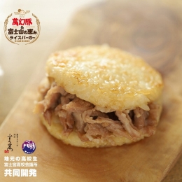 さっぱりとした美味しさの萬幻豚を、特製の塩・しょうゆソースで味付け。 富士山麓白糸周辺で育ったお米に、たっぷりと80gサンドしました。