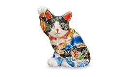 盛絵の縁起尽くしの招き猫。右手を挙げた招き猫は金運を招きます。