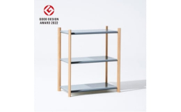 Baguette shelf(バゲットシェルフ)は直線基調で構成されたシェルフです。四方を2回斜めに折り曲げられた天板は、隅木を用いて脚と固定します。特徴的でありながら主張しすぎないシンプルなシルエッ