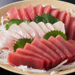 船元直送、天然めばちマグロと天然びんちょうマグロの２点セットです。 船上で獲れたてを６０℃で急速冷凍してあります。 お刺し身や海鮮丼の具（漬け丼、マグロ丼、イクラやホタテ、カニなどと合わせたお好きな丼