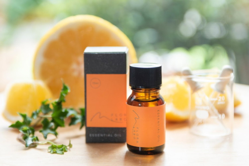 オイル・菊間瓦セット＜アロマ エッセンシャルオイル  芳香剤 デスクワーク テレワーク 在宅勤務 リモートワーク インテリア リラックス 癒し 柚子 ユズ ゆず 伝統工芸 愛媛県 鬼北町＞ 1257480 - 愛媛県鬼北町