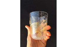 YUGEN GLASSは、ひとつひとつ丁寧に手作りです。金箔を用いて表現した波は、マジックアワー(ゴールデンアワー)に光り輝く波のイメージです。飲み口は薄さや角度などを調整しながら仕上げておりますので
