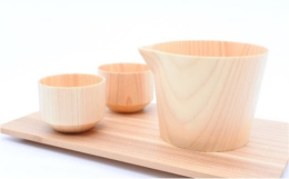 木製とは思えない薄さを実現した片口とぐいのみ2個に杉のプレートが付いた酒器4点セットです。シャープなデザインでありながら、落ち着いた和の雰囲気が感じられる逸品です。片口はしっかり1合入るサイズ。ぐいの