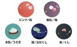 日本の伝統工芸つづれ織りの生地に手描き友禅の技法で柄をお描きいたします。丈夫で使いやすいのが特徴です。名刺は約50枚、ポイントカードは約20〜30枚収納可能。※当返礼品は、区域内において、区の伝統工芸