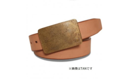 ※受注商品のため、注文からお届けまでに3〜4ヶ月かかる旨ご了承ください※一枚、一枚手磨きでつくりあげたブラス生地のオリジナルバックルは無骨でレザーと共に時を経て自然と風合いが増します。 植物タンニンを