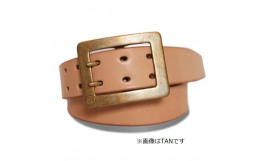 ※受注商品のため、注文からお届けまでに3〜4ヶ月かかる旨ご了承ください※オリジナルの真鍮バックル使用のツーピンレザーベルトです。バックルに天神ワークスのロゴが入りデザインのアクセントとなっております。