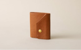 「革のカシミヤ」と呼ばれる野生鹿革を使用したコンパクトな三つ折りの財布です。主素材となる鹿革は、南アルプス、八ヶ岳を有する山梨県北杜市や三大猟場である岐阜県の郡上八幡の森林で獣害駆除された鹿革をアップ
