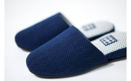 JAPAN BLUE SLIPPERは「伝統技術の承継」、「地域産業の復興と活性化」への想いのもと、南河原スリッパと武州の藍染の製造技術が結集し生まれました。保温性に優れた刺し子の技法で仕上げた生地を