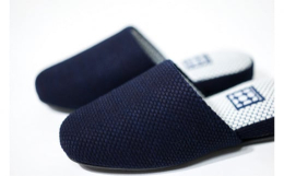 JAPAN BLUE SLIPPERは「伝統技術の承継」、「地域産業の復興と活性化」への想いのもと、南河原スリッパと武州の藍染の製造技術が結集し生まれました。保温性に優れた刺し子の技法で仕上げた生地を