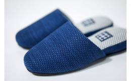 JAPAN BLUE SLIPPERは「伝統技術の承継」、「地域産業の復興と活性化」への想いのもと、南河原スリッパと武州の藍染の製造技術が結集し生まれました。保温性に優れた刺し子の技法で仕上げた生地を
