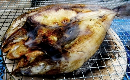ホッケはお好きですか。ホッケの開きをお探しですか。 大きくて食べ応えがあって、白身魚の繊細な味を濃厚に楽しめるような。 でしたら一度この恵祐丸漁業謹製のホッケの開きを選んでみてください。 きっとご満足