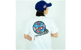 小千谷市 マンホールTシャツ（錦鯉）【Mサイズ】・小千谷市マンホールデザイン『北陸・新潟県』、錦鯉発祥の地、「小千谷市」。泳ぐ宝石と言われる錦鯉が優雅に踊っています。「紅白柄」の錦鯉が描かれたデザイン