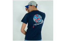 小千谷市 マンホールTシャツ（錦鯉）【Mサイズ】・小千谷市マンホールデザイン『北陸・新潟県』、錦鯉発祥の地、「小千谷市」。泳ぐ宝石と言われる錦鯉が優雅に踊っています。「紅白柄」の錦鯉が描かれたデザイン