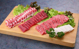 厳選した馬肉を職人さんが手切りして真空パックした馬刺し盛りです。スライス形状をそのままに冷凍した、まるでサンプルに見える大トロ馬刺し。霜降りトロ、ロース、上赤身はさばきたてで、その日のうちにスライスし