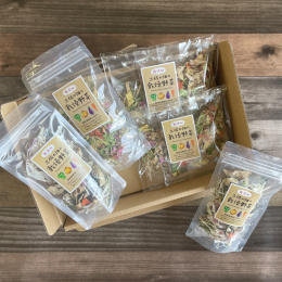 季節の畑をそのまま乾燥させました。 野菜本来の旨味・甘味がギュッと詰まったカリカリッと食べる野菜！無添加の乾燥野菜です。 みそ汁、酢の物、パスタの具にぴったりの野菜ミックスと、季節の野菜の詰め合わせセ