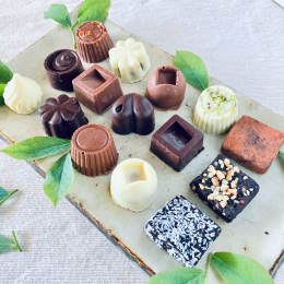カカオ60%とカカオ32％オーガニッククーベルチョコとオーガニックホワイトクーベルチョコだけを使って作ったミニチョコ、オーガニックココアとオーガニック粗糖、イタリア産エキストラバージンオリーブオイルを