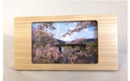 広島県三次市・日本工芸から、機能的で美しい広島県産ヒノキ材使用のピタヒノキ（はがき入れ）をお届けします。日常使いにぴったりのコンパクトなデザインで、大切なはがきを簡単に収納でき、暮らしに彩りを添えます