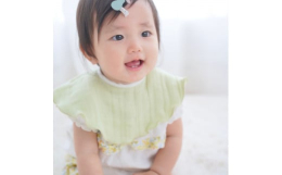 赤ちゃんのお肌に触れる商品だからこそ安心の綿100%(ガーゼ)生地にこだわりました。ガーゼ生地は吸水性に優れているためヨダレをしっかり吸収してくれます♪8重ガーゼは使う程に空気をとりこみふんわり柔らか