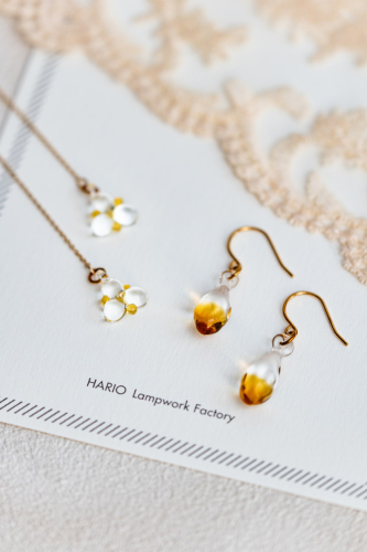 こがこもれびあーと ピアスセット　フラム・ホタル｜ピアス ハンドメイド 手作り 職人 おしゃれ 繊細 耐熱 ガラス ランプワークファクトリー ギフト プレゼント お祝い ご褒美 フォーマル カジュアル きれいめ 20代 30代 40代 茨城県 古河市 地域振興公社 _DP68 1413257 - 茨城県古河市