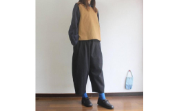 コットンリネンのおさんぽパンツ、受注制作開始いたします。上質なコットンリネン素材を使用し、ゆったりとしていてはき心地のいいデザインです。素材は、肌に優しい天然素材、快適に着用していただけます。ポケット