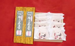 当店の看板商品は、青海苔入りの「磯乃羊羹」と餡たっぷりの「ふる里最中」です。羊羹は甘さ控えめで、透明感ある鮮やかな緑色が特長です。最中は北海道産小豆餡を、最中種（皮）で優しく包み込み、どちらもミネラル