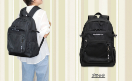 ボックスロゴがお洒落な １０ポケットを備えた 2４Lバックパックです。素材を生かし飽きのこないデザインに設計しました。 特にデザイン性と機能性にこだわり、カジュアルに幅広い年齢層に使用して頂けるような